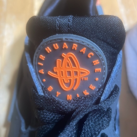 Men’s Nike Air Huarache black and orange sneakers - Picture 4 of 6